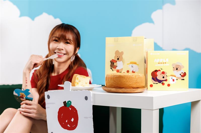 新品蛋糕自2月25日起於全台門市開賣，凡購買一顆蘋果蛋糕，即可獲得DINOTAENG蛋糕提袋一只與造型卡片一張（款式隨機）。（圖／品牌業者提供）