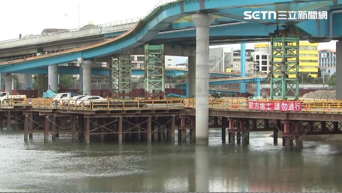 台北市民權大橋目前正在進行改建，但今日中午發生工安意外（圖／翻攝畫面）