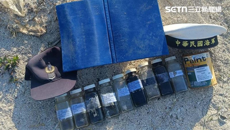 海軍疑出海亂丟垃圾!海邊驚見艦長官章