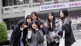 學測落幕　考生開心步出試場（3）115學年度學科能力測驗最後一天，19日下午考生考完最後一科步出考場，看到鏡頭開心比YA，展露好心情。中央社記者裴禛攝　115年1月19日