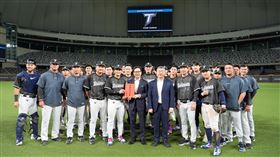 富邦集團大董蔡明忠為台灣隊準備10萬元加菜金。（圖／富邦悍將提供） 