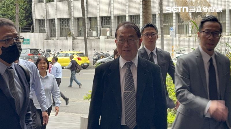中工董座周志明在律師陪同下，赴北檢對律師林文鵬及3家委託書通路商提告。（圖／記者楊佩琪攝）