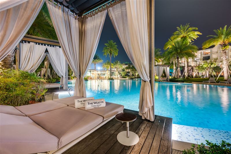 桃園大溪笠復威斯汀度假酒店擁有絕美戶外泳池及室內泳池、八公尺攀岩牆、夢幻旋轉木馬、VR及遊戲室、親子俱樂部等豐富休閒遊憩設施，感受南洋異國風情的山林避世悠閒假期。（圖／飯店旅宿業者提供）