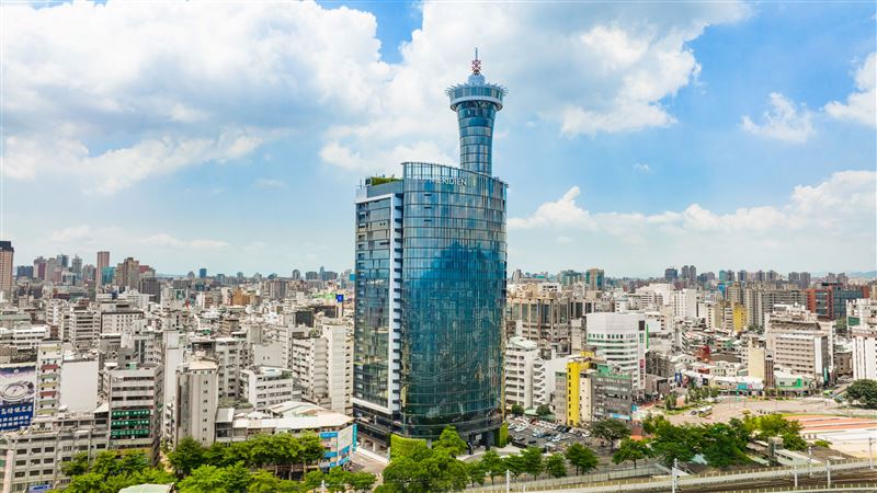 台中李方艾美酒店以當代建築語彙矗立於城市交通樞紐核心，成為串聯歷史街區與新興都會風景的重要地標，為旅人開啟探索台中的第一站。（圖／飯店旅宿業者提供）