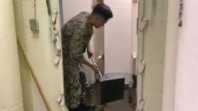 福特號官兵和糞便汙水苦戰。（圖／翻攝自X平台 @DolosDegenerate）