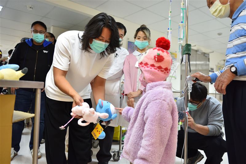 玩命關頭「韓哥」二訪馬偕醫院，送病童車車、玩偶。（圖／馬偕醫院提供）