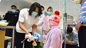 玩命關頭「韓哥」二訪馬偕醫院，送病童車車、玩偶。（圖／馬偕醫院提供）