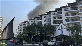 毒梟被擊斃引爆黑幫報復潮，度假城市「巴亞爾塔港」處處可見被燒汽車引發的黑煙。（圖／翻攝自X平台 @mypgnow）