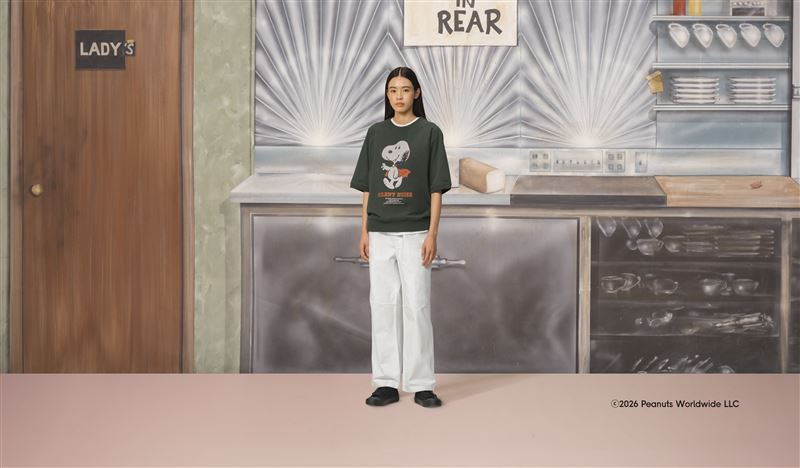 本系列亦首次推出與PEANUTS合作的三方聯名休閒風T恤。（圖／品牌業者提供）