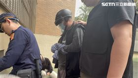 ▲鄭男被移送北檢複訊。檢方認為其行為時精神狀態已無法辨識違法行為，向法院聲請暫行安置獲准。（圖／記者楊佩琪攝）