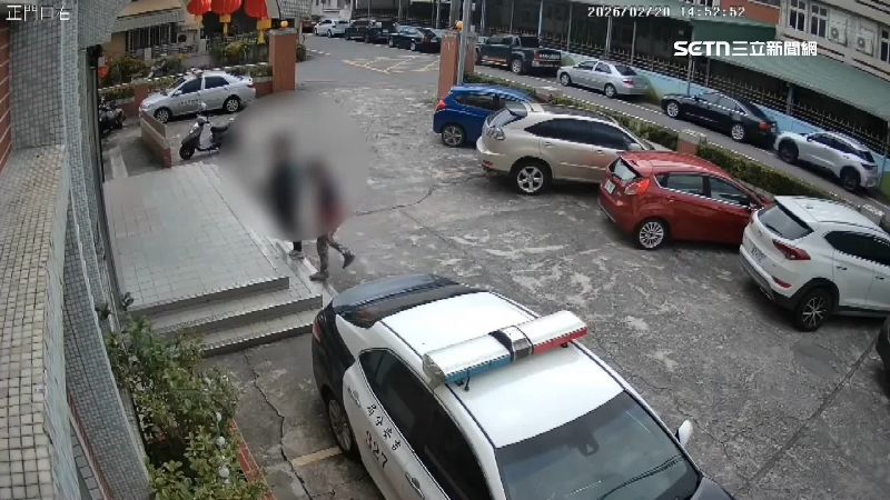 兩名男子準備前往警局領取遺失物