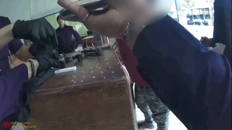 警方當場搜出煙彈