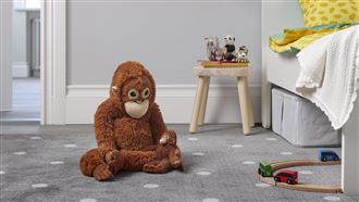 小獼猴抱「玩偶媽媽」爆紅！IKEA賣到缺貨