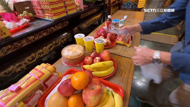 初九是玉皇大帝生辰，信眾提前準備糕點、巧克力、手搖飲來祭拜