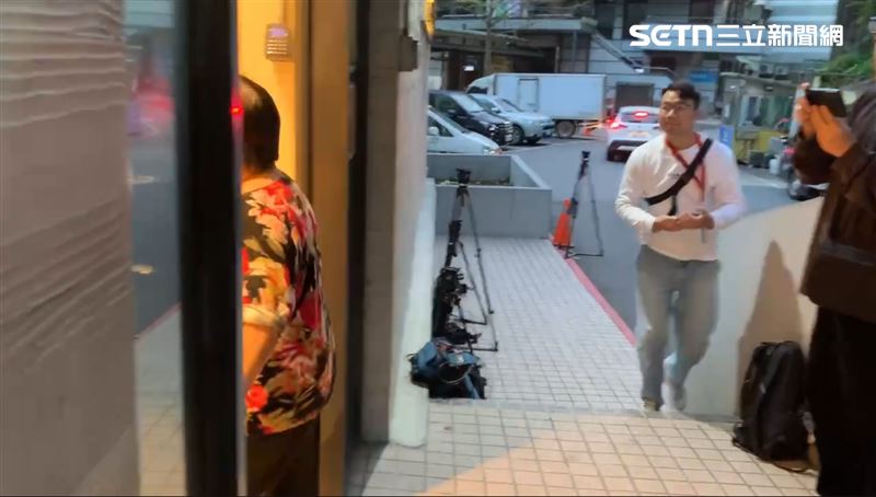 女員工同事上班時發現冷凍庫打不開，請來鎖匠破門後驚見人陳屍在內。（圖／翻攝畫面）