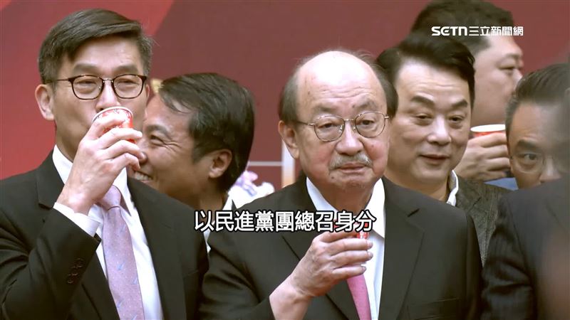 民進黨立院黨團總召正式交棒，柯建銘（左2）最後一次以黨團總召的身分參加新春團拜