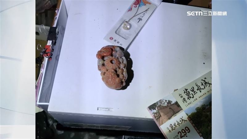 不只侵入住宅，其中一人更順手摸走一顆古玩玉佩，市價大約2000元