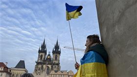俄烏戰爭3週年  參與者手持烏克蘭國旗聲援俄烏戰爭3週年，數千人23日齊聚布拉格舊城廣場聲援烏克蘭，現場有參與者手持烏克蘭國旗，身上也披著烏克蘭國旗。中央社記者劉郁葶布拉格攝  114年2月24日