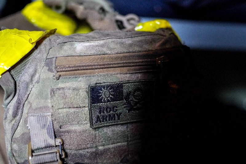 俄烏戰爭烏方前線人力持續承壓，外籍志願兵成為重要補充。圖為來自台北市的志願兵「皮卡丘」隨身物品，臂章上印有「中華民國陸軍」的英文字樣