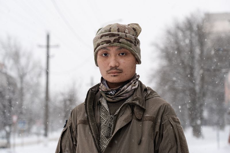 俄烏戰爭烏方前線人力持續承壓，外籍志願兵成為重要補充。香港志願兵「秋馬」初抵前線時，形容「未知比恐懼更可怕」。他的裝甲車停下瞬間，一架遭干擾的無人機在眼前墜落爆炸，震撼畫面成為戰爭的第一印象。圖為「秋馬」在哈爾科夫州接受採訪