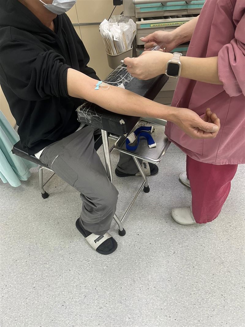 消費者過年期間到東石吃蚵仔出現上吐下瀉情況，意外發現Google評論也有不少人與他有相同狀況。（圖／翻攝爆料公社）