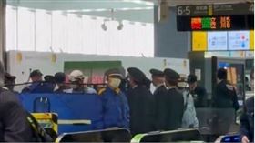 日本神奈川縣川崎市JR川崎站外，有女子持刀揮舞導致男子受傷。（翻攝X）
