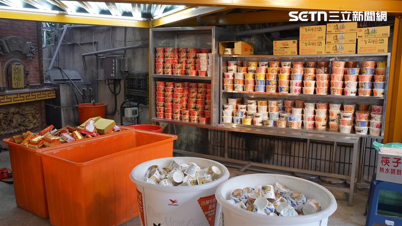 （石龍宮琳瑯滿目的泡麵／寶島神很大提供）