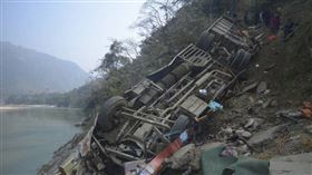 尼泊爾達丁縣發生巴士墜谷事故，車輛翻落約200公尺深谷至特里蘇利河，釀19死25傷。（圖／達志／美聯社，下同）
