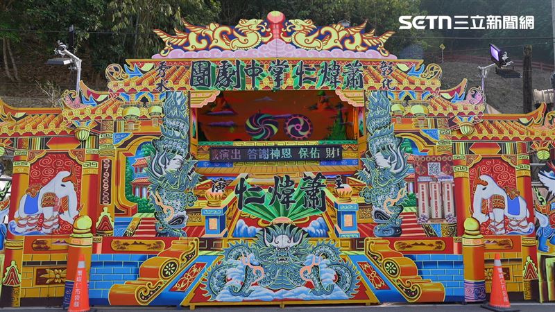 （信眾們還願答謝布袋戲演戲酬神／寶島神很大提供）