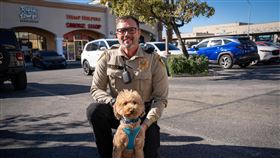 這隻可愛的貴賓犬遭前飼主狠心棄養，救命警官決定出手，把牠接回家疼愛。（翻攝自臉書LVMPD）