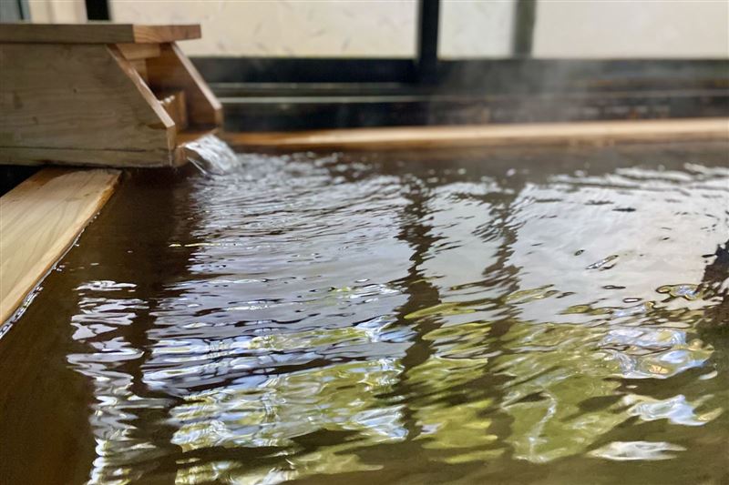 日本人非常喜歡泡溫泉、錢湯（公共澡堂），大多都是全裸的形式。（示意圖，取自photoAC）