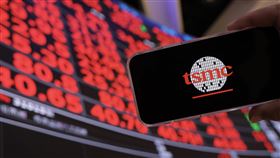 台積電衝1935元創新天價　市值突破50兆元台北股市23日馬年開紅盤，晶圓代工廠台積電開低震盪走高，盤中攀高至1935元，創下新天價，市值突破新台幣50兆元關卡。中央社記者翁睿坤攝　115年2月23日