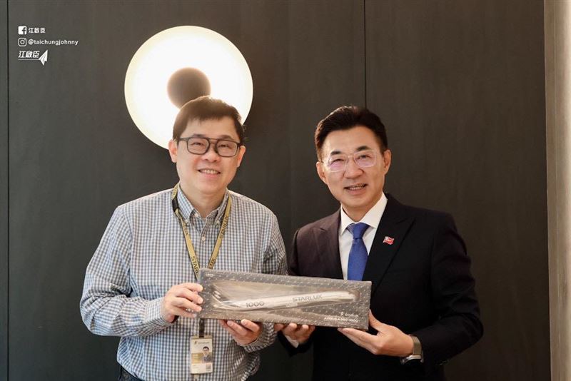 江啟臣卻在臉書發文「感謝星宇航空將台中作為第二營運基地」,被網友質疑想收割政績。(圖/翻攝自江啟臣、蔡其昌臉書)