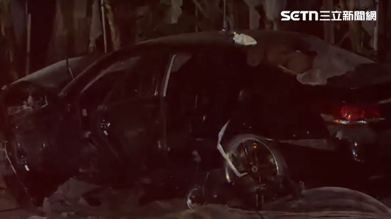 該車跟巡邏車發生碰撞,再高速撞斷高壓電桿,又隨慣性碰撞路樹才停止。(圖/翻攝畫面)