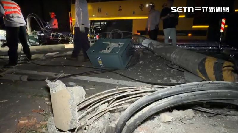 高雄市大寮區光明路三段今天(25日)凌晨發生嚴重車禍,高壓電桿遭撞斷。(圖/翻攝畫面)