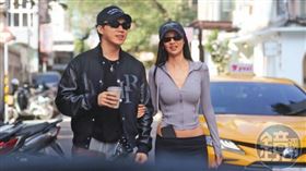 14：30　ØZI（左）和女友Jane（右）現身台北東區街頭約會。