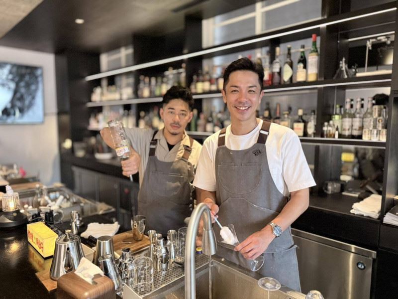 楊皓崴（右）在餐酒館洗碗，原來是老闆之一。（圖／翻攝自臉書）