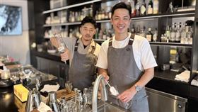 楊皓崴（右）在餐酒館洗碗，原來是老闆之一。（圖／翻攝自臉書）