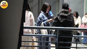 郭書瑤與女性友人一同參加李棟旭的見面會。（圖／本刊攝影組）