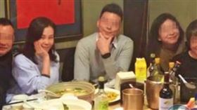 彭佳慧（左二）在離婚前曾自掏腰包在知名海鮮餐廳宴請好友慶祝，老公王丕仁沒現身，反而是Ken（左三）坐在男主人主位。（讀者提供）