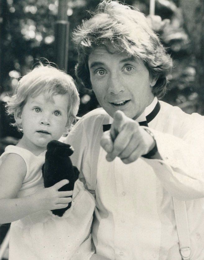 75歲喜劇演員兼演員馬丁肖特痛失愛女,長女凱瑟琳肖特驚傳去世,享年42歲。(圖/翻攝自X)