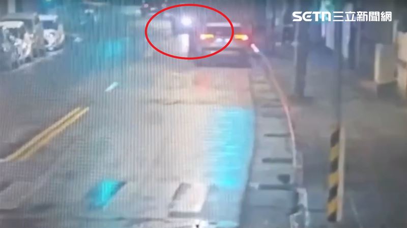 事故當下的監視器畫面曝光，駕駛不明原因，失控衝到對向撞到行人。（圖／翻攝畫面）