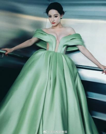 照片中的迪麗熱巴穿一套蘋果綠高級訂製服，只用兩大條緞面布料裹住胸部，雙峰呼之欲出。（圖／翻攝自微博）