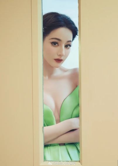 迪麗熱巴&nbsp;深邃立體的五官輪廓與獨特氣質，一直是娛樂圈備受矚目的焦點。（圖／翻攝自微博）