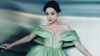 女星只用兩條緞帶遮點　網：動一下就走光