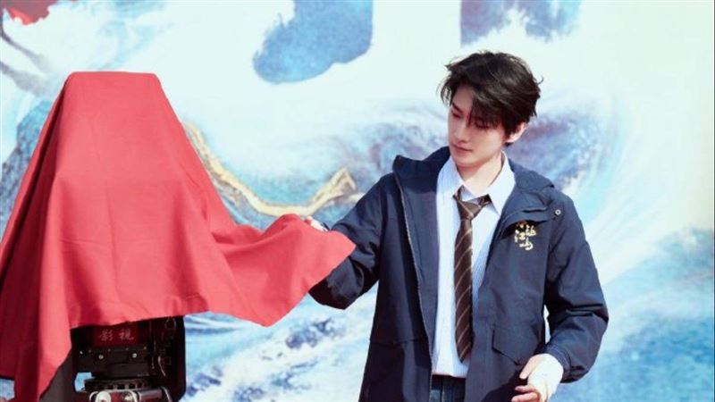 新電視劇《不讓江山》找來楊洋擔綱男主角，開鏡時他手上的骨折傷勢，引起外界關注。（圖／翻攝自微博）