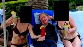 艾普斯坦檔案公布，驚現霍金博士被兩名比基尼女郎簇擁的照片。（圖／翻攝自X平台 @AlertaMundoNews）