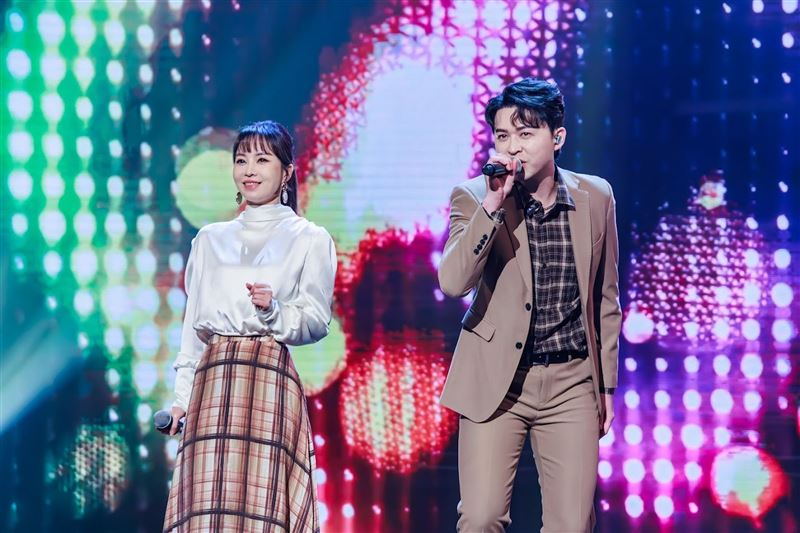 杜忻恬、李子森合唱。(圖／中天提供)