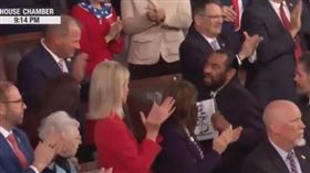 民主黨籍德州聯邦眾議員葛林（Al Green）站起身，舉起寫著「黑人不是猿猴（Black people aren't apes）」的標語牌，遭到驅離。（圖／翻攝畫面）