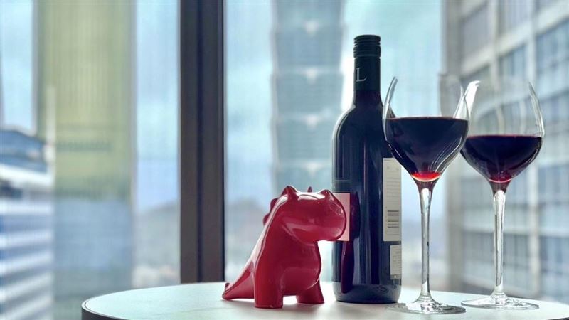 女子品嚐起司拼盤與紅酒甜點，卻出現劇烈頭痛，伴隨噁心。（示意圖／資料照）